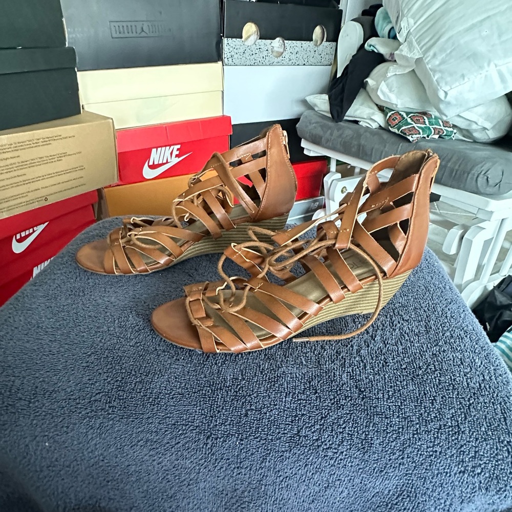 Me Too Strappy Sandals Brown Women’s Size 7.5